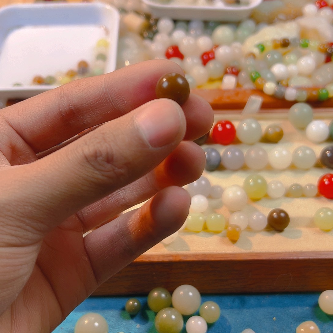 和田玉散珠有瑕疵未镶嵌