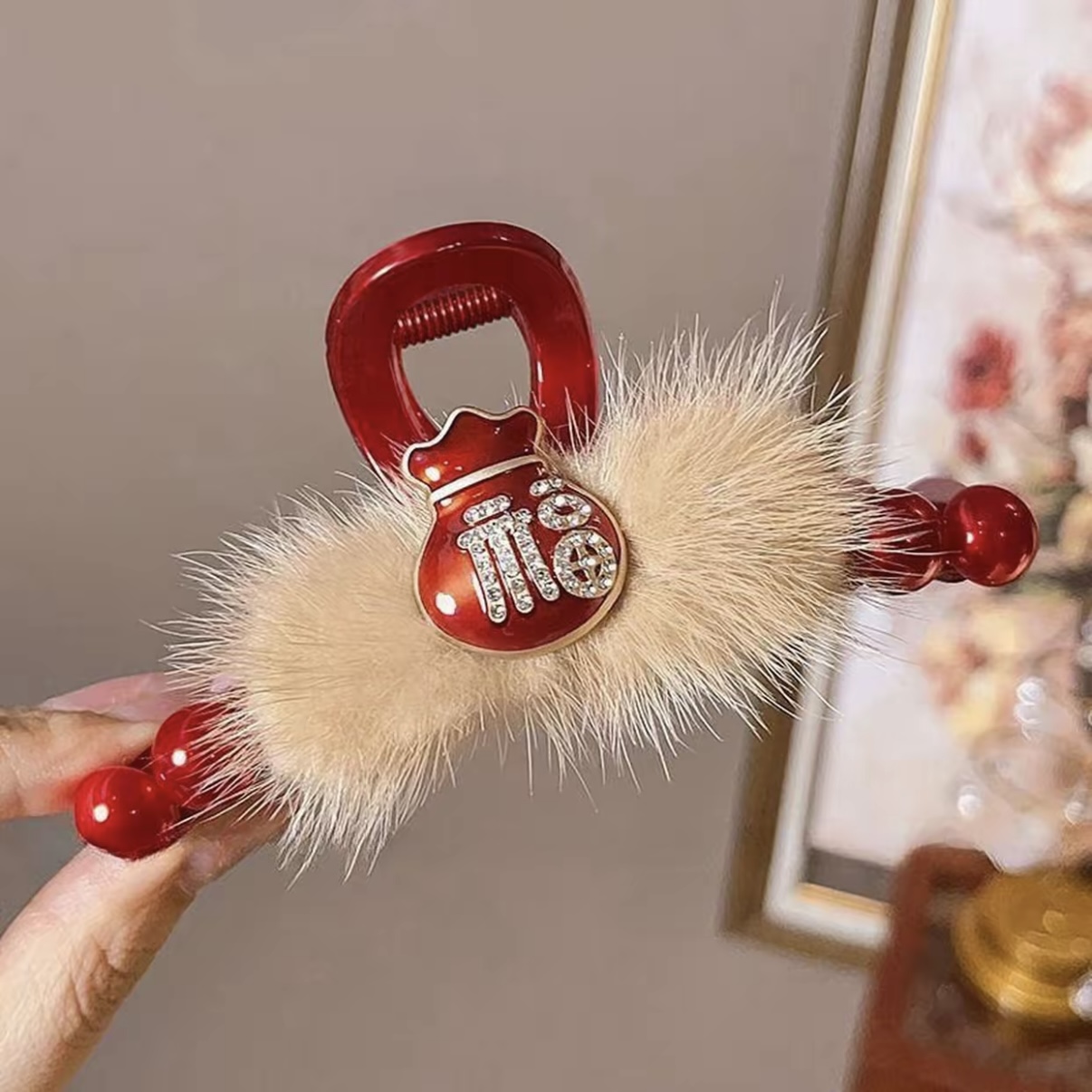 2026新年红色毛绒珍珠抓夹女新款喜庆发夹后脑勺盘发鲨鱼夹发饰品