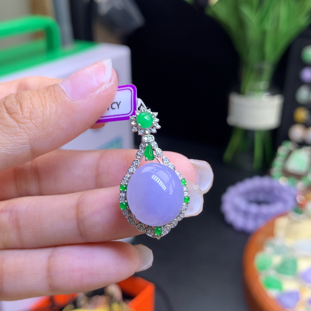 颈饰18K金镶嵌翡翠