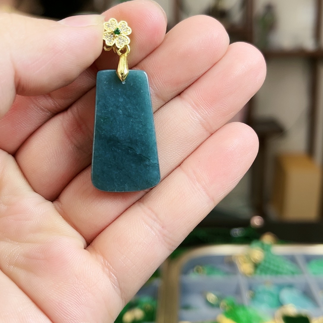 翡翠手镯未镶嵌吊坠