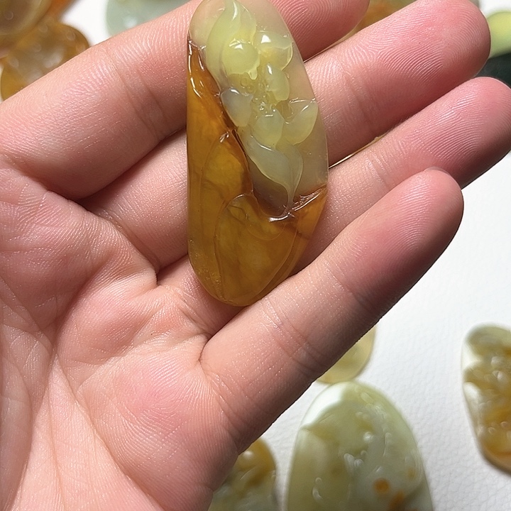 蛇纹石玉未镶嵌颈饰胖*娃