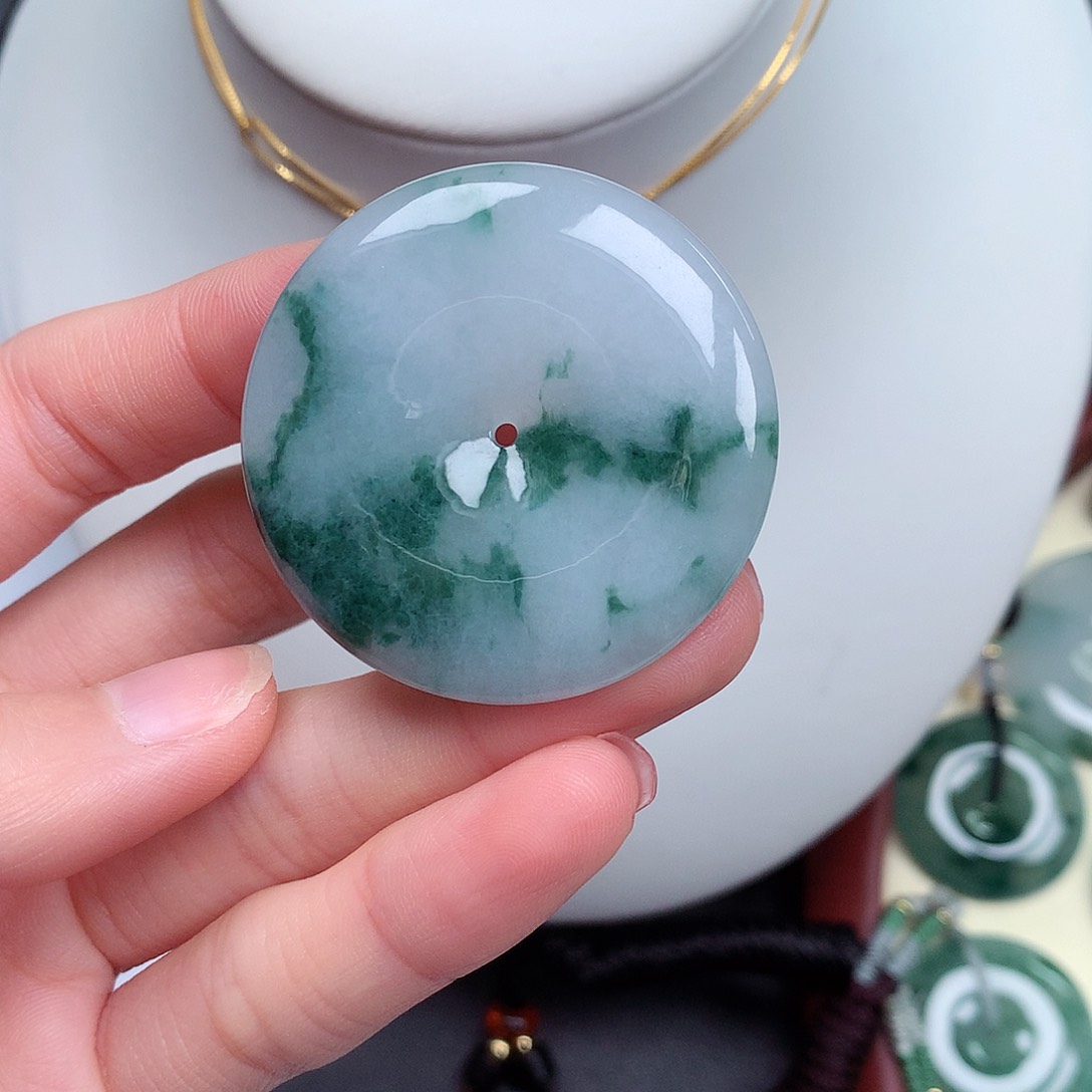 翡翠颈饰未镶嵌平安扣