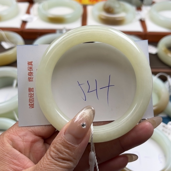 和田玉手镯未镶嵌