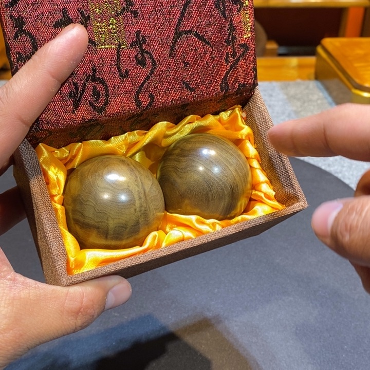 金丝楠阴沉木手球一对