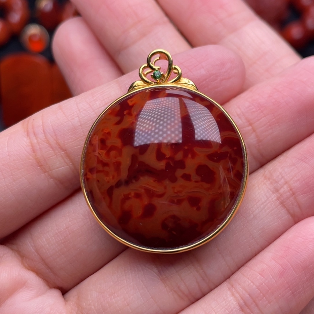 南红玛瑙18K金镶嵌珠宝奇石圆牌吊坠