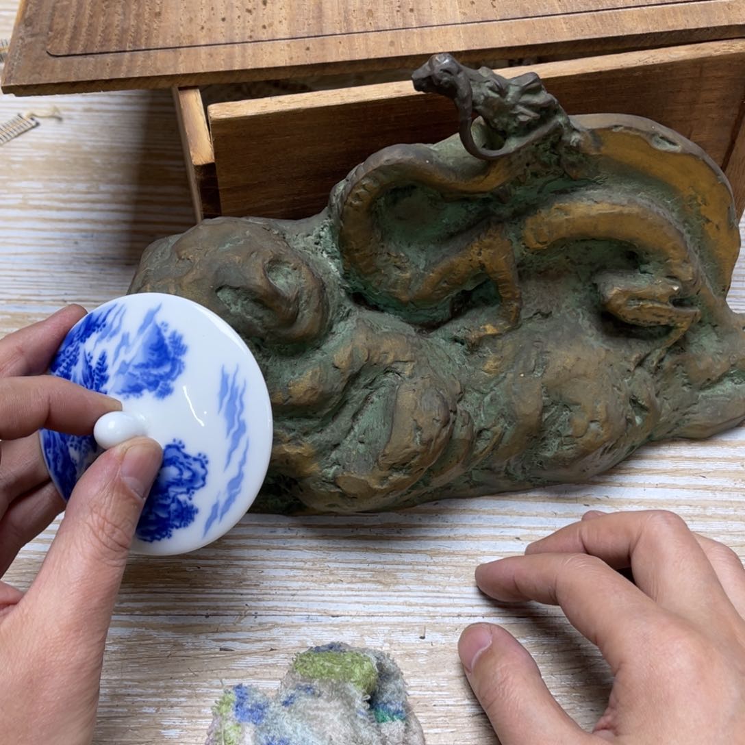 瓷片密密麻麻地排列着一个