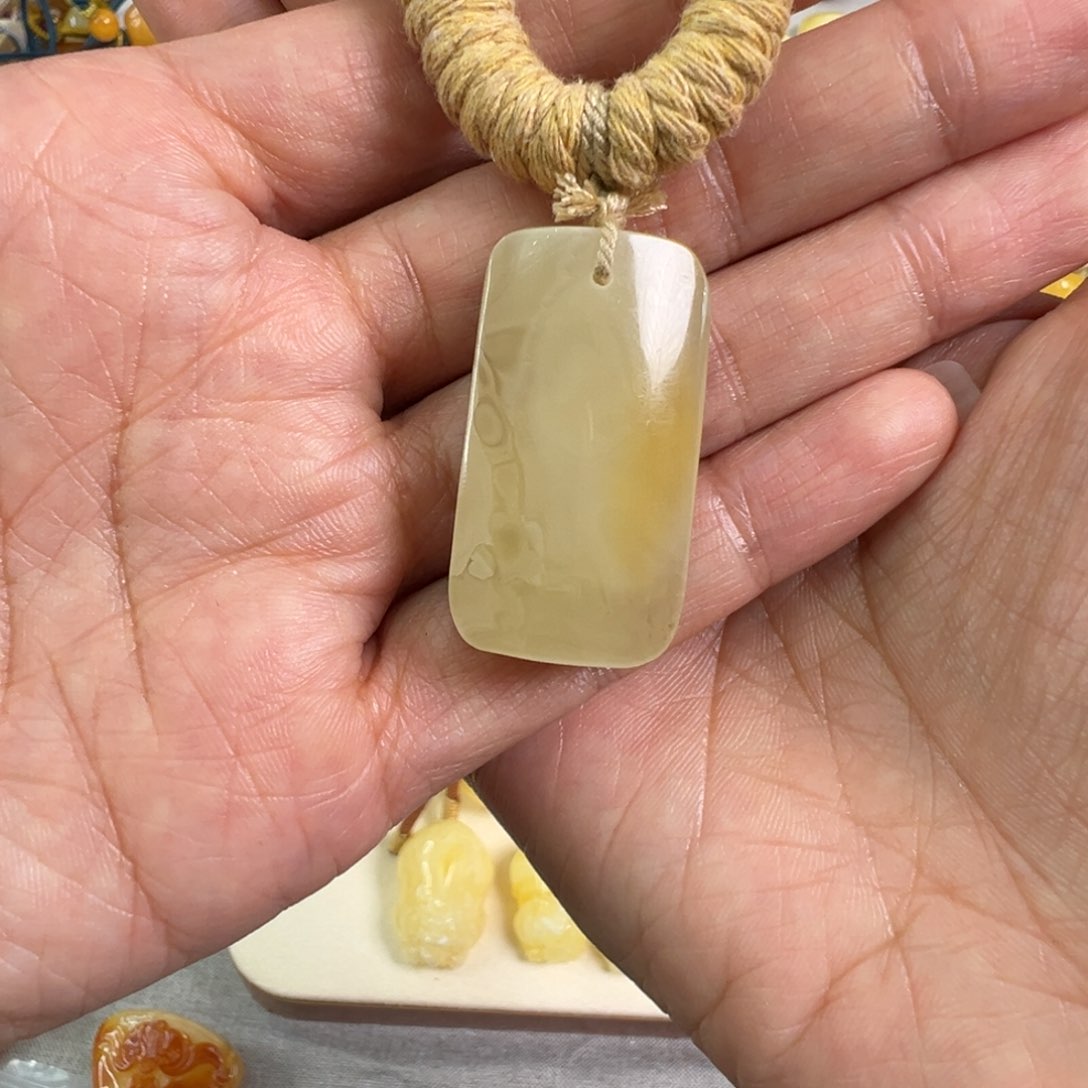 琥珀颈饰未镶嵌蜜蜡