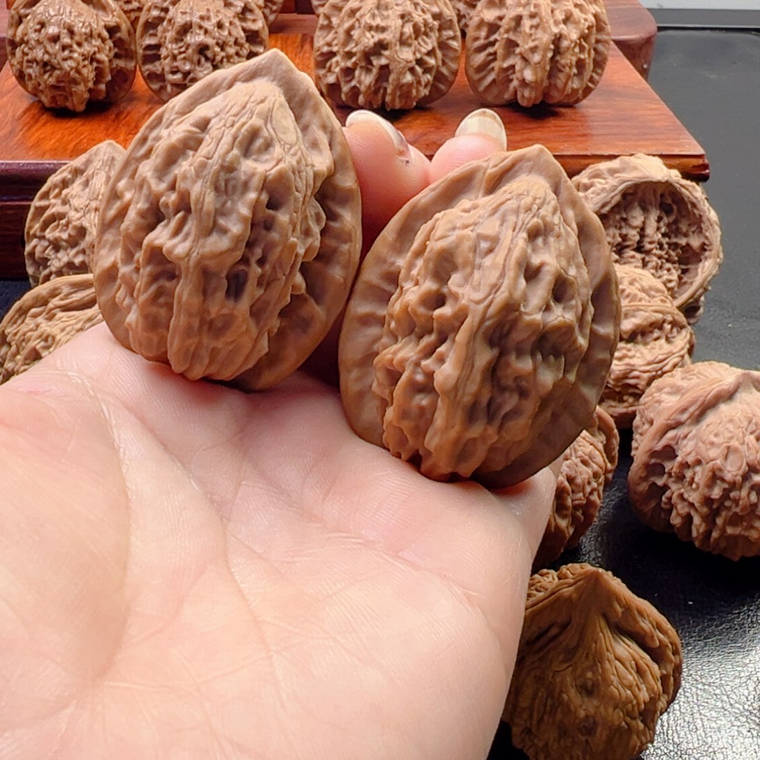 核桃大红袍手把件