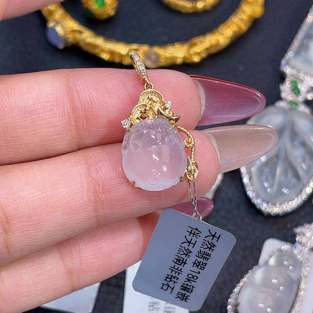 翡翠18K金镶嵌颈饰金蟾
