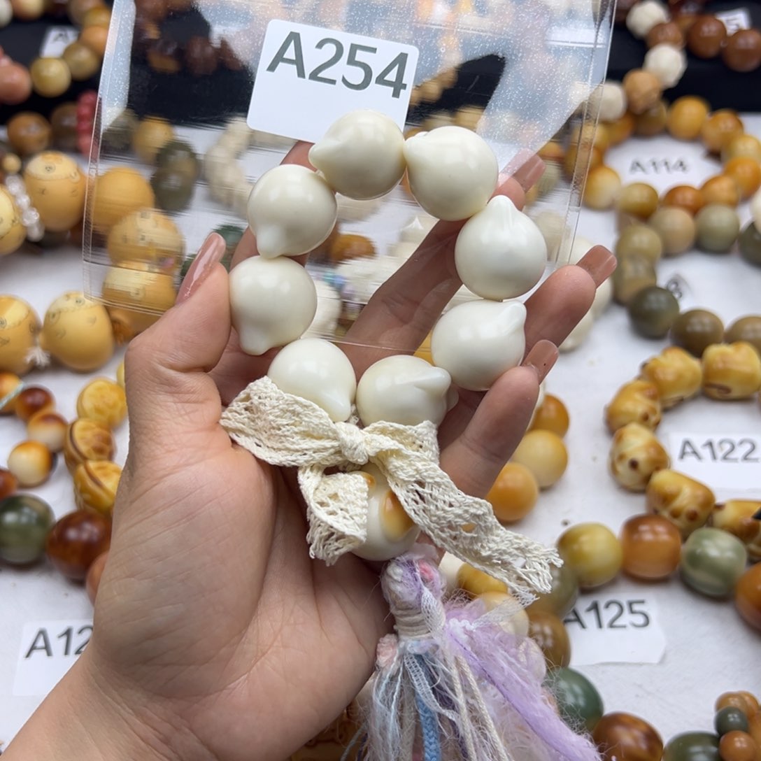 白玉菩提吊坠我***羊通货