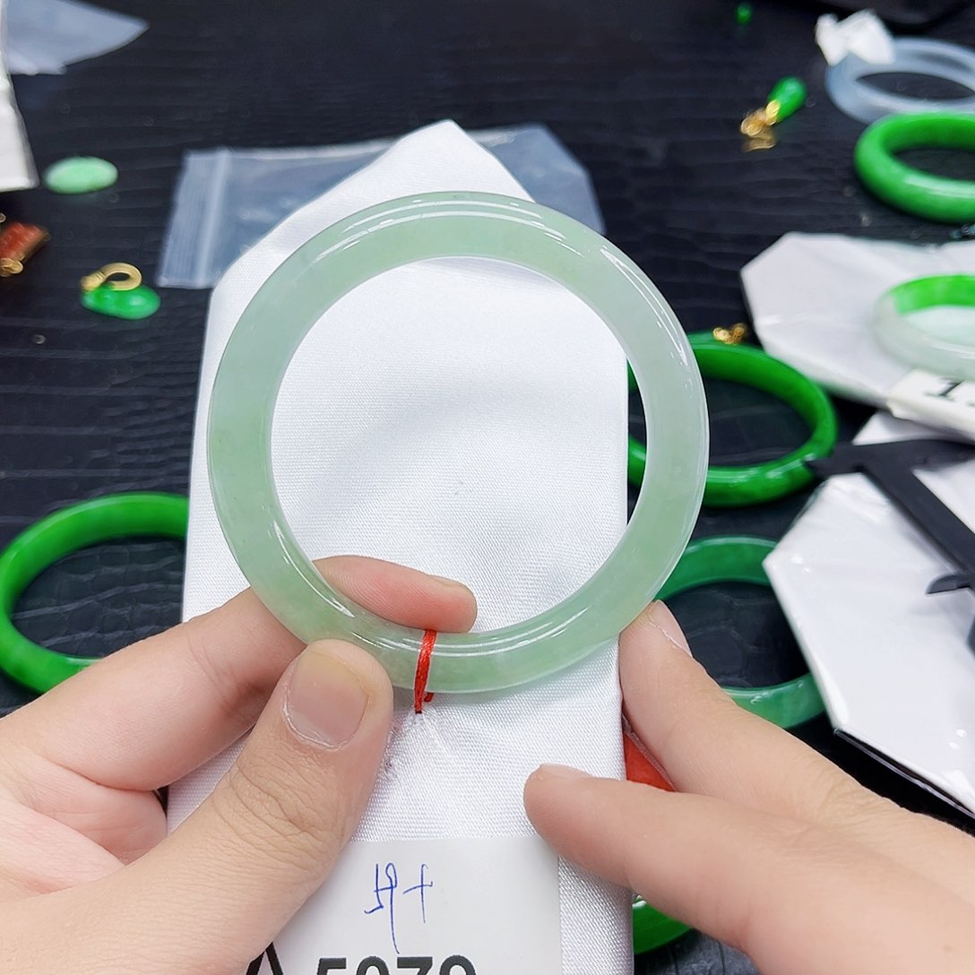 翡翠手镯未镶嵌多样性