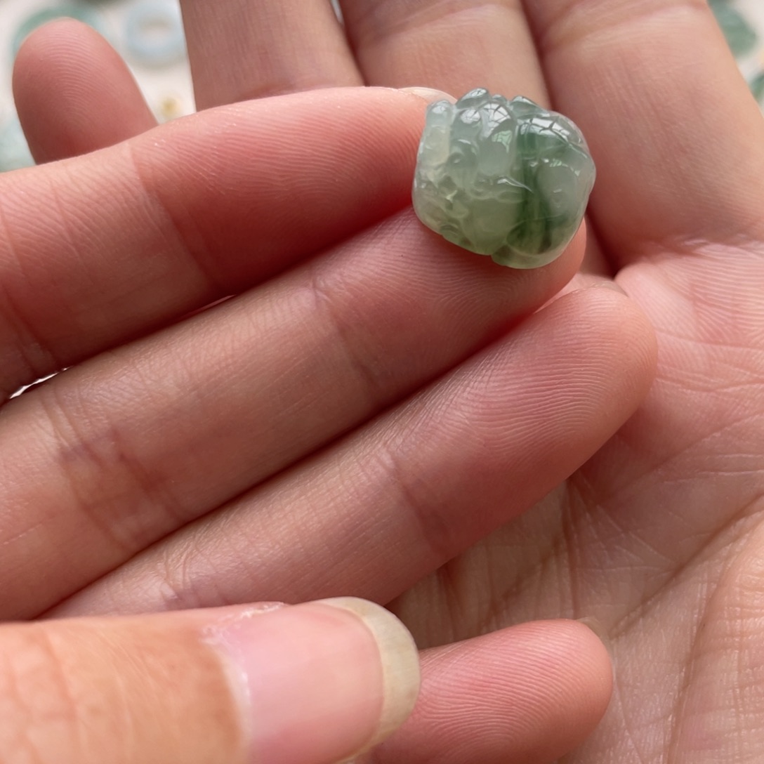 翡翠未镶嵌颈饰飘花胖貔貅
