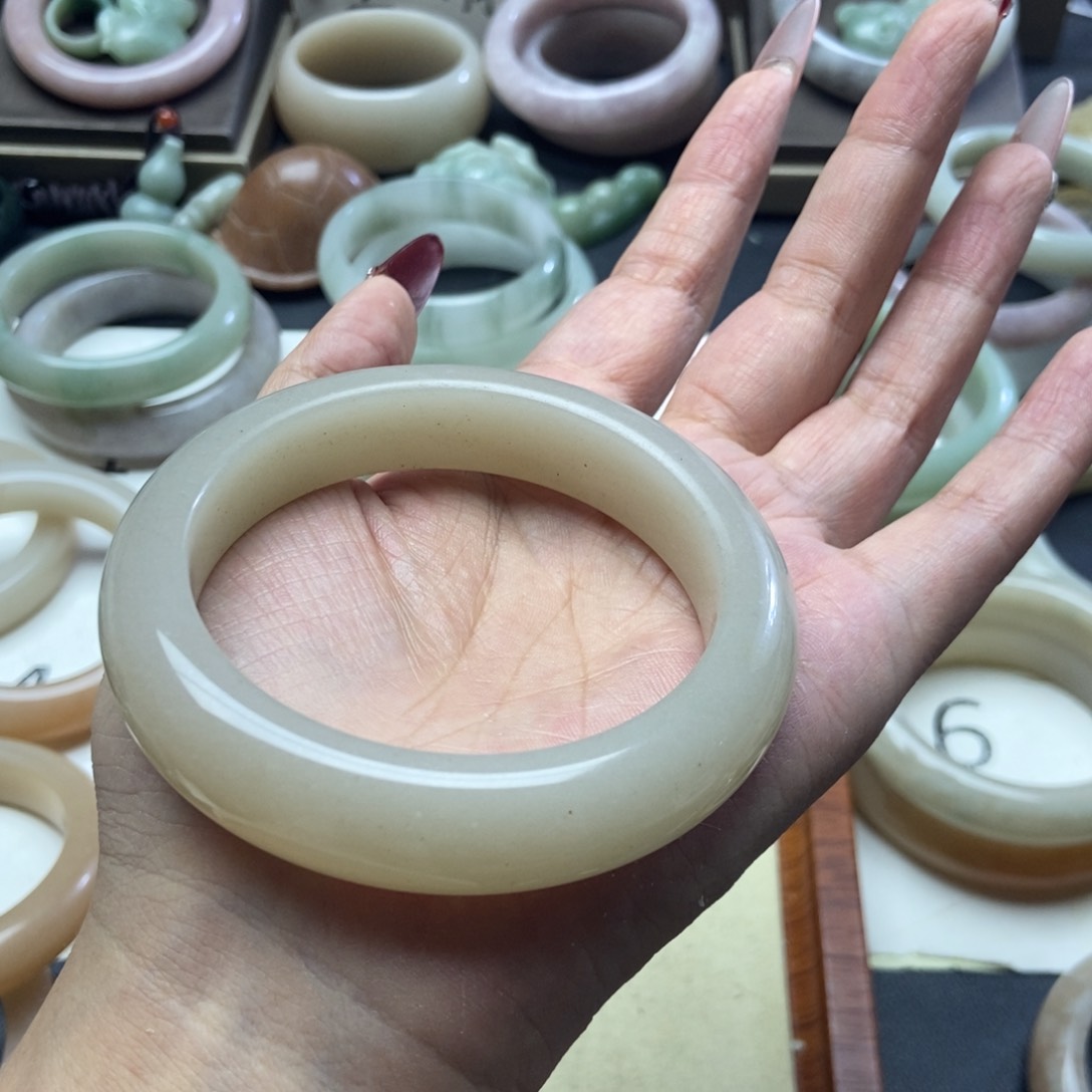 石英质玉手镯未镶嵌