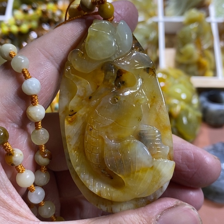 蛇纹石玉颈饰未镶嵌