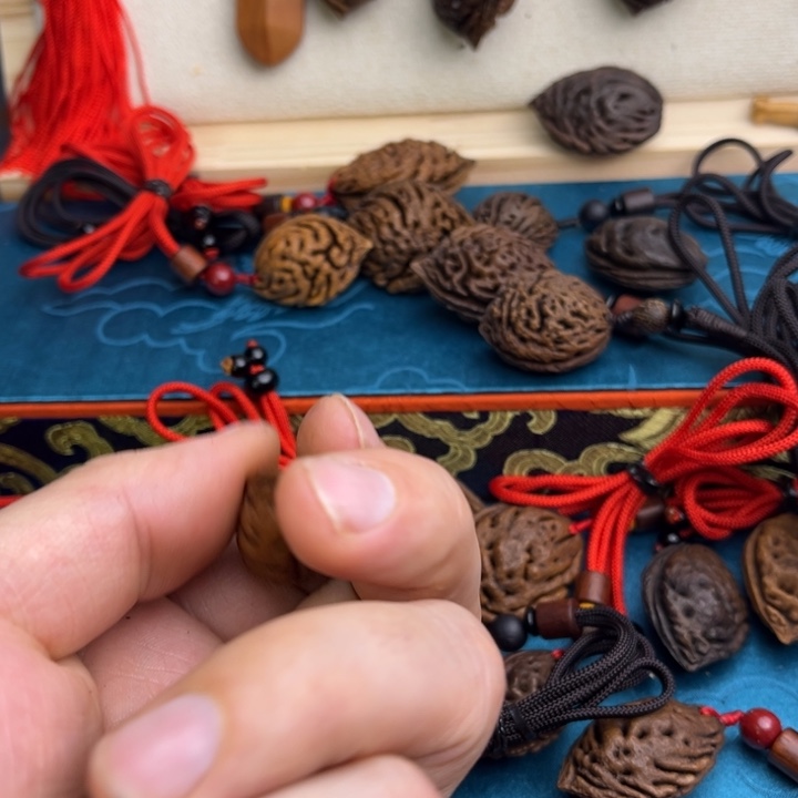 小***宇木质非金属桃枭吊坠桃枭吊坠