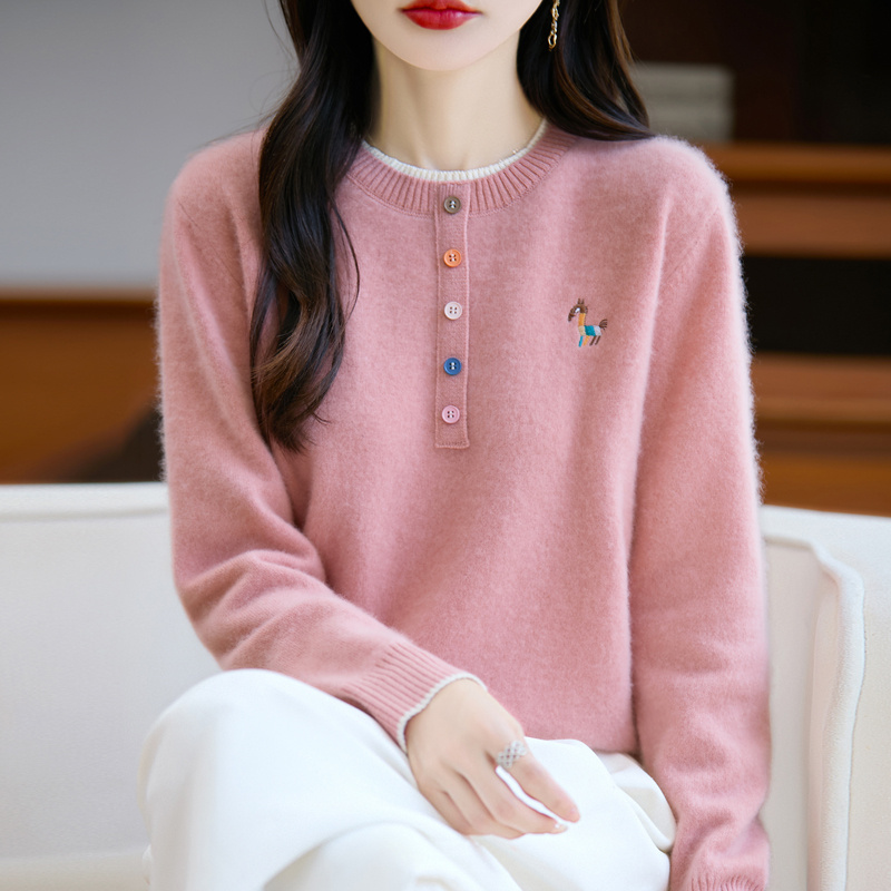 时髦放心冲~新款假两件半开彩扣刺绣彩马长袖圆领羊毛衫女毛衣