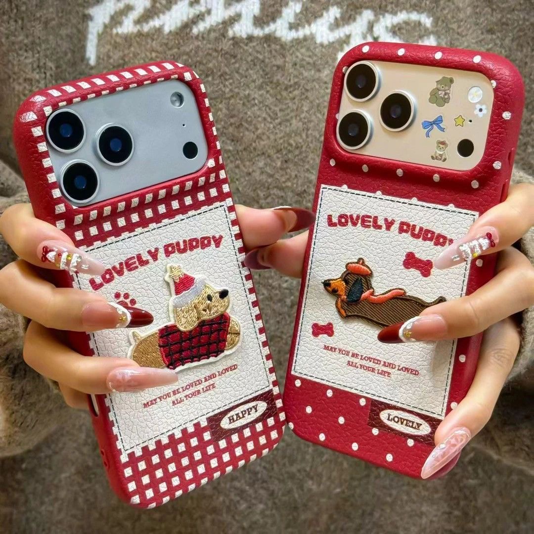 格纹刺绣趴趴小狗红色适用苹果17华为手机壳oppo小米vivo软荔枝纹