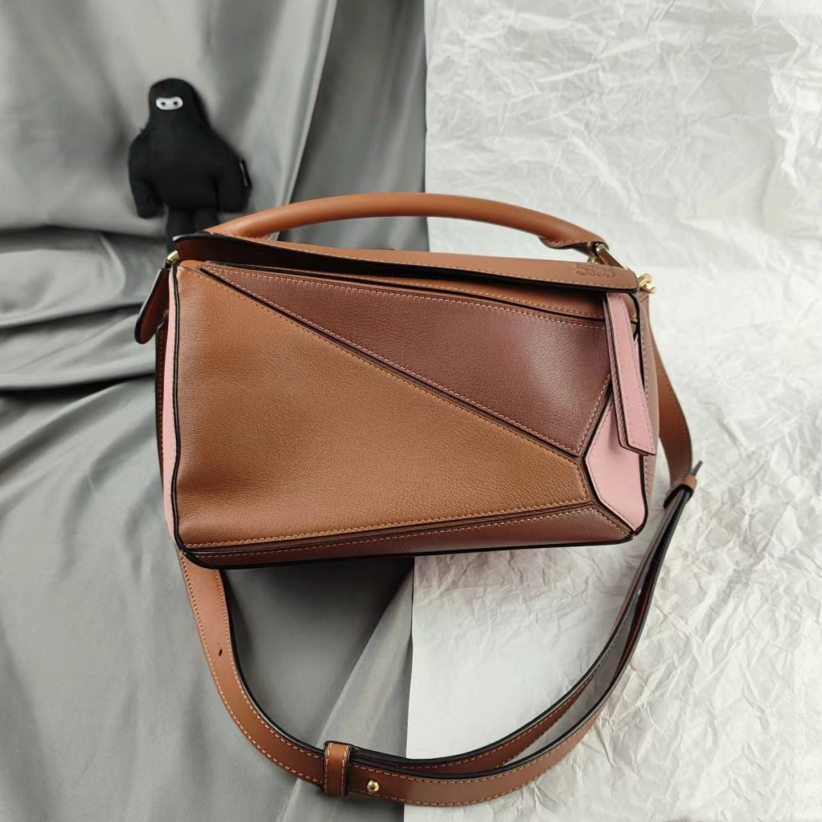 95新 LOEWE/罗意威 罗意威几何拼色斜挎包 119包展