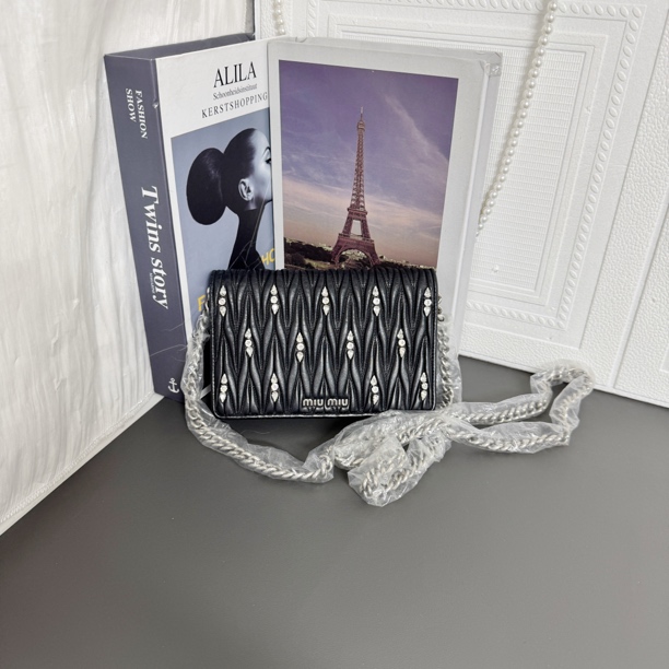 95新 MIU MIU/缪缪 黑色水钻褶皱链条斜挎包