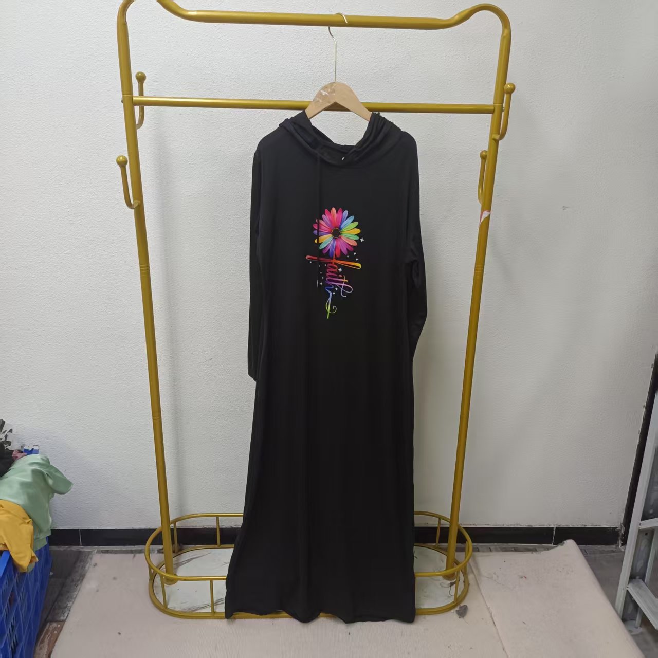 唯琳剪标   7仓H4-8-80-48款   黑色彩色花朵连帽连衣裙