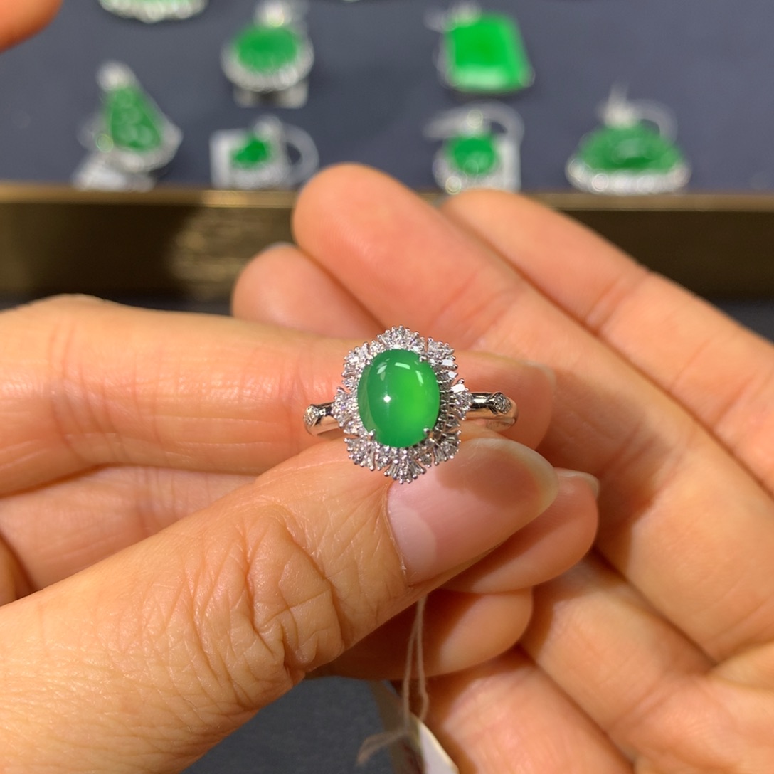 翡翠戒指18K金镶嵌翡翠