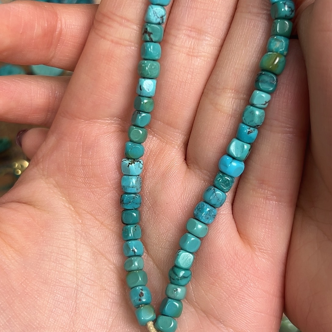 绿松石未镶嵌颈饰