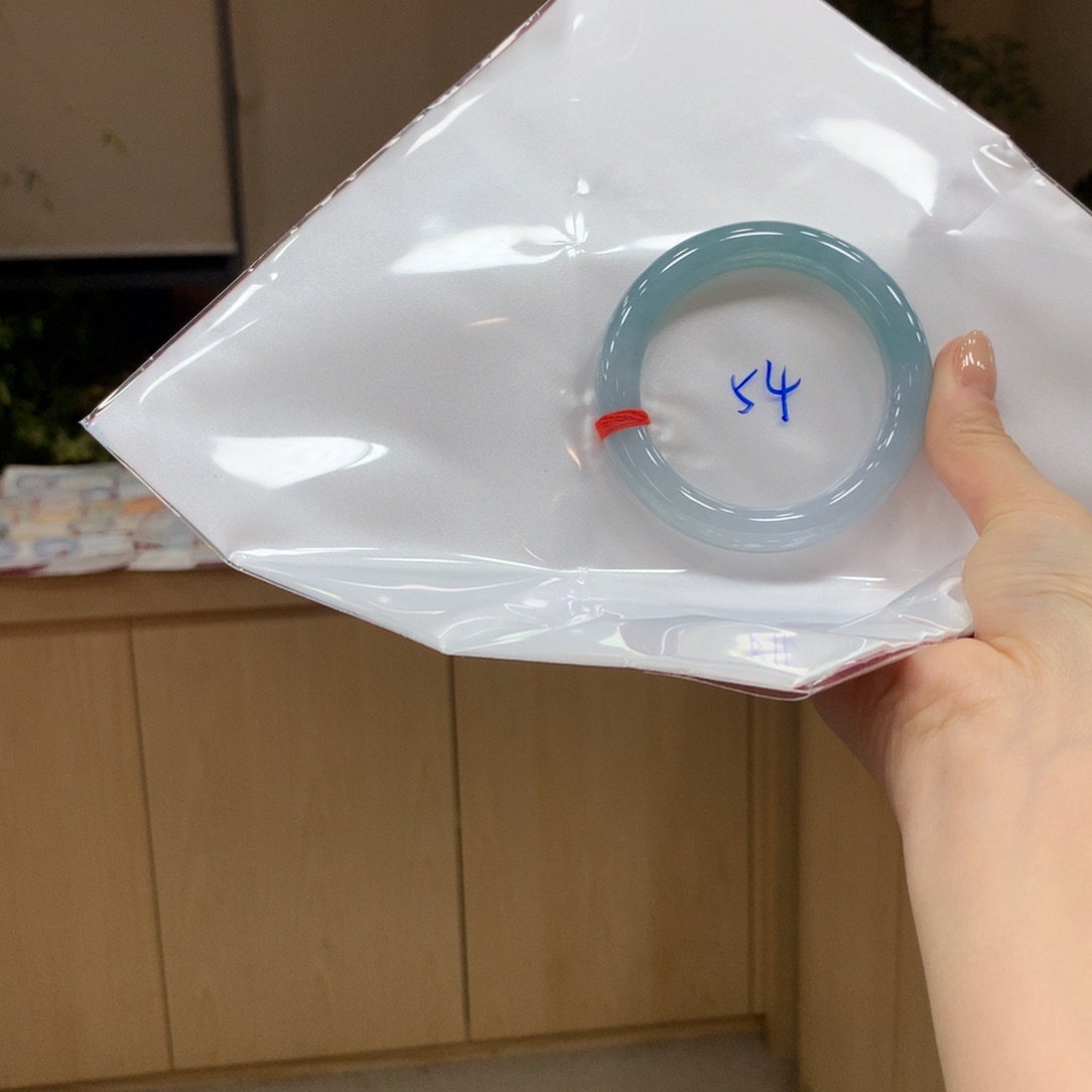 翡翠手镯未镶嵌不退不换