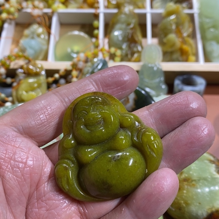 蛇纹石玉颈饰未镶嵌