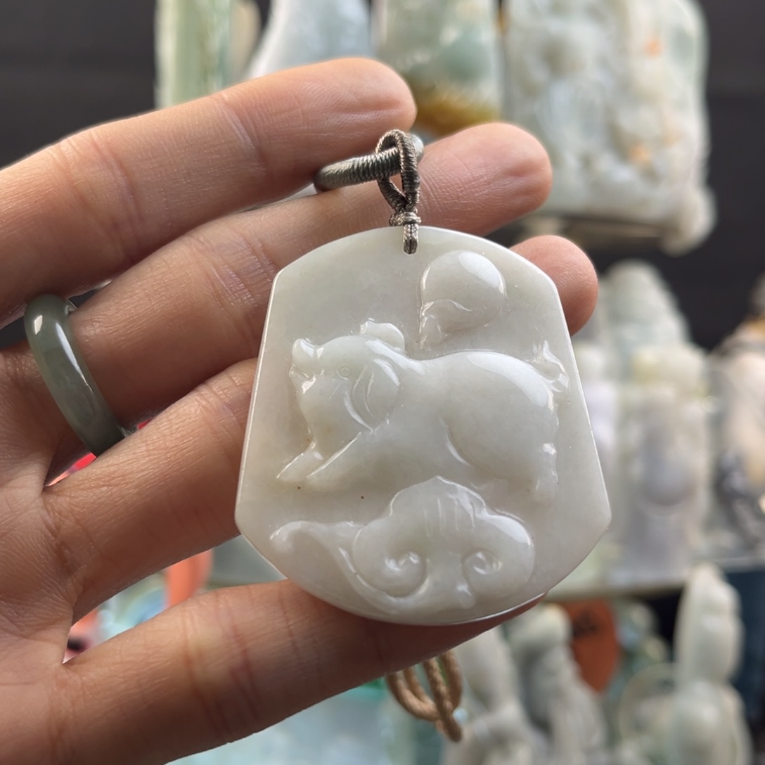 翡翠颈饰未镶嵌猪牌