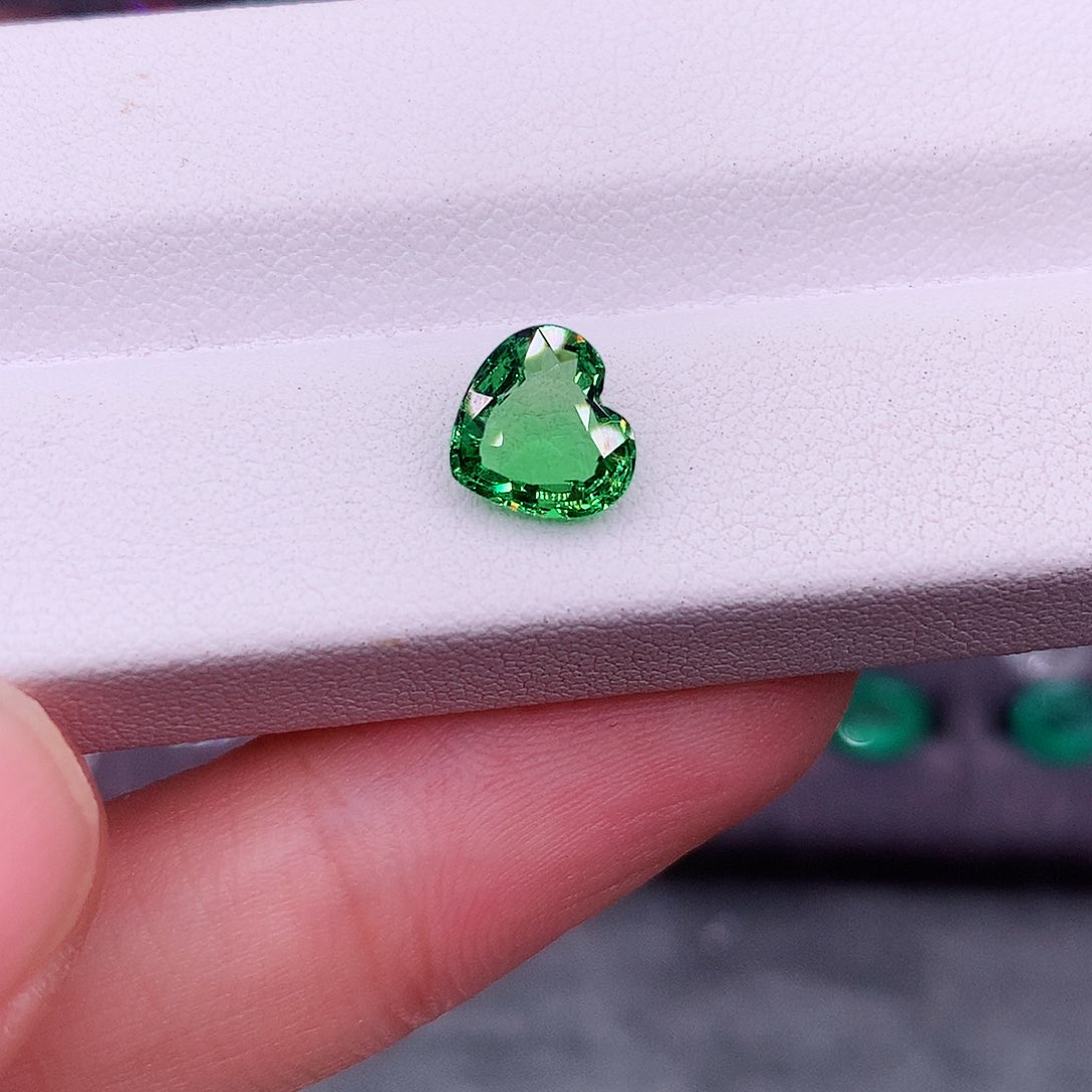 珠宝半成品未镶嵌石榴石（沙弗莱）