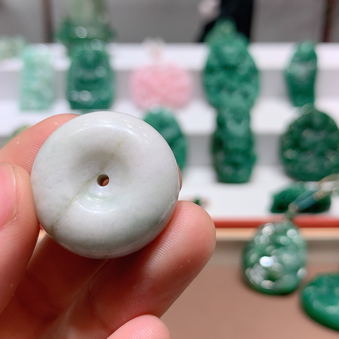 独山玉挂件未镶嵌啦**?