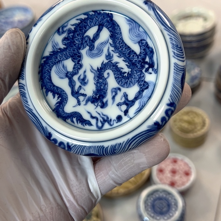 瓷片白青花铠甲龙实心盖置