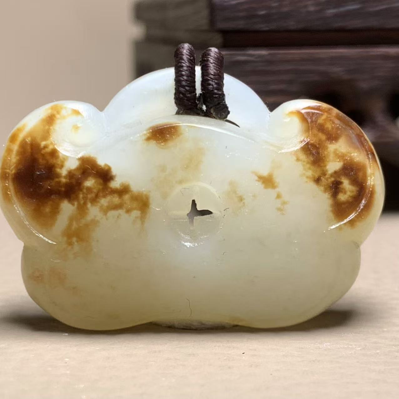 D649海川拍卖和田玉吊坠