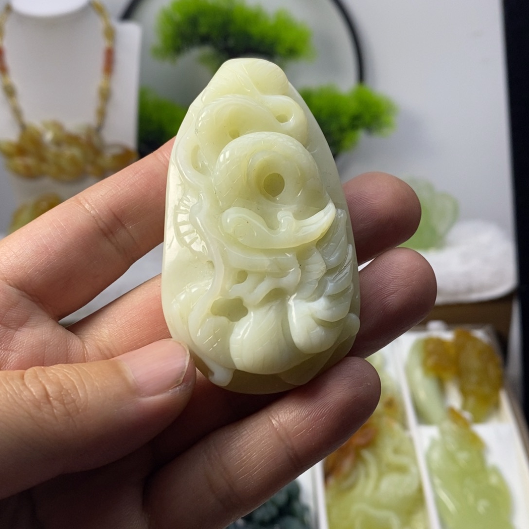 蛇纹石玉未镶嵌颈饰