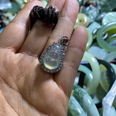 岫玉颈饰未镶嵌挂件