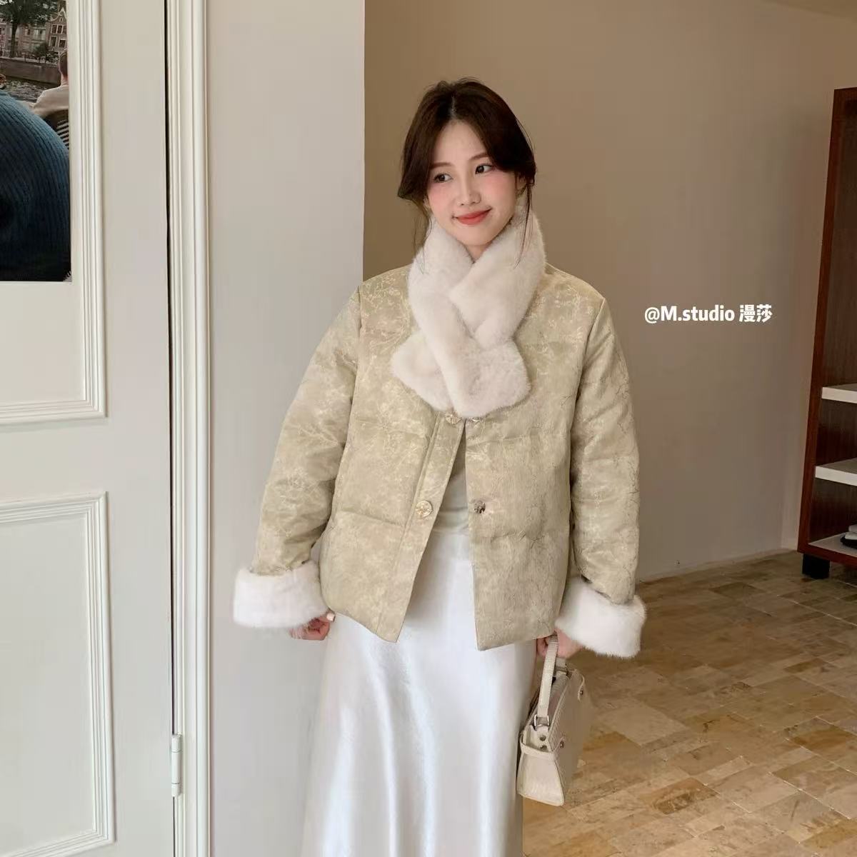 新中式国风盘扣白鸭嘎子服女2025冬季新款狐狸毛外套送围巾