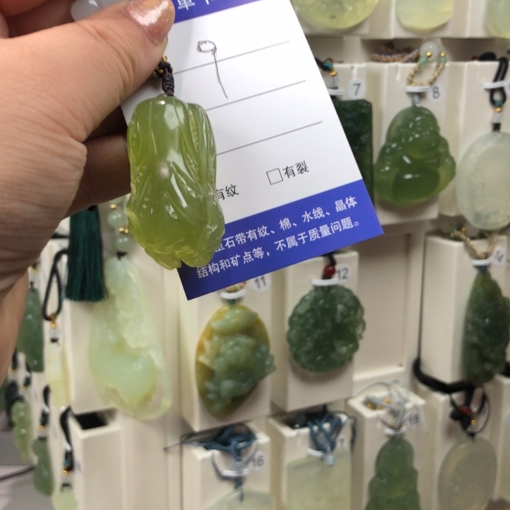 小***伍蛇纹石玉未镶嵌颈饰