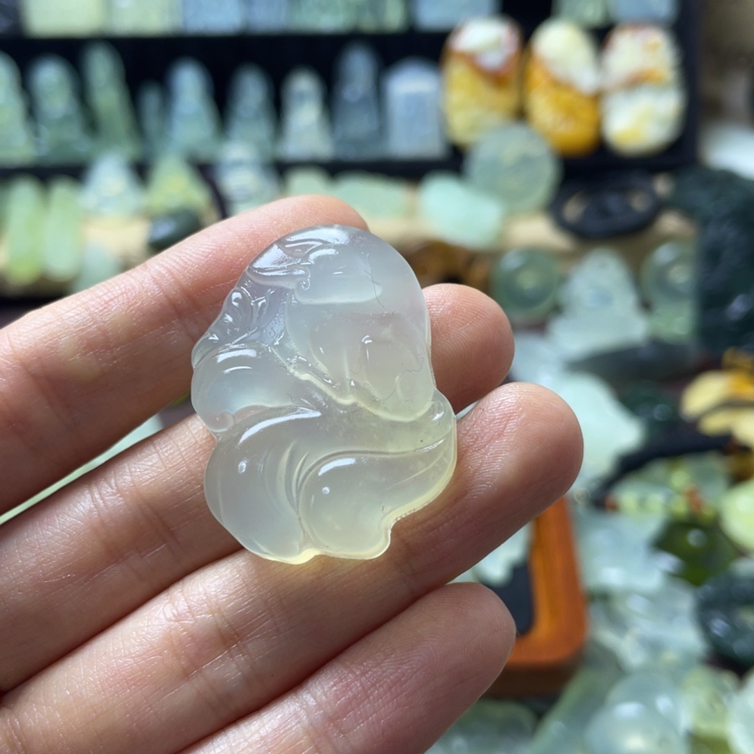 蛇纹石玉颈饰未镶嵌七**?