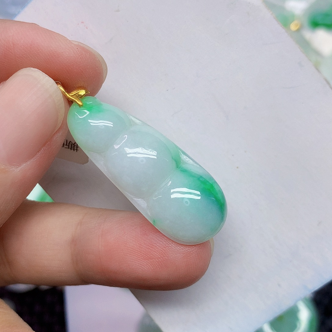 颈饰18K金镶嵌翡翠豆子