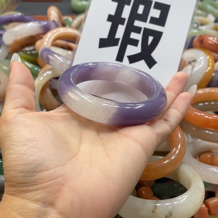 嗨***喽石英质玉未镶嵌珠宝奇石