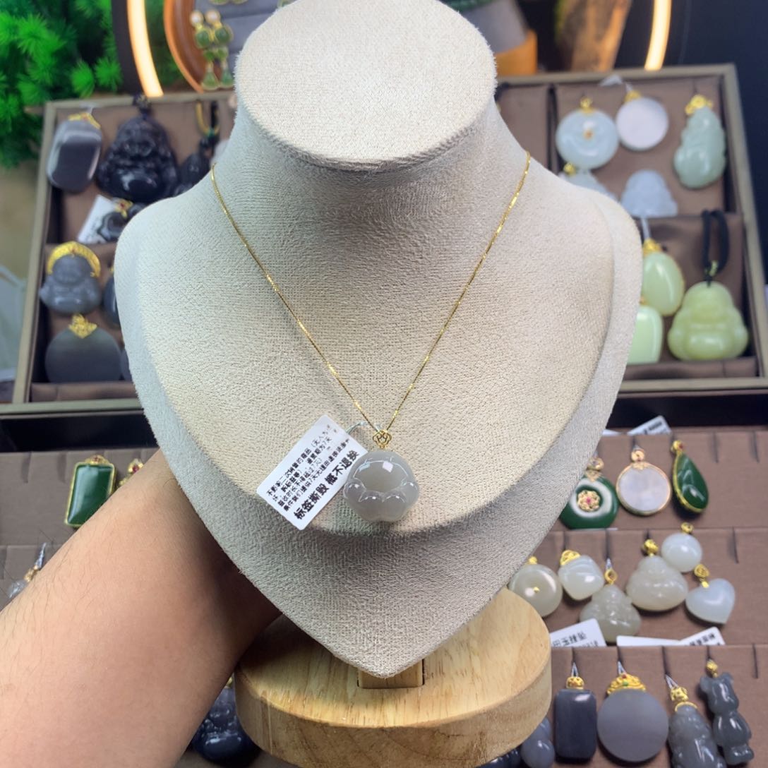 和田玉吊坠18K金镶嵌