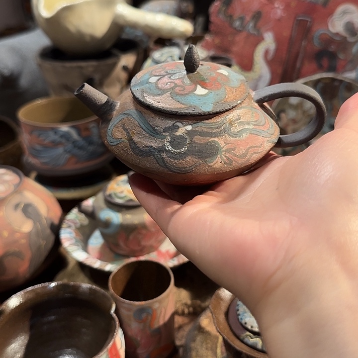 韩***续手工制作各种精美陶瓷