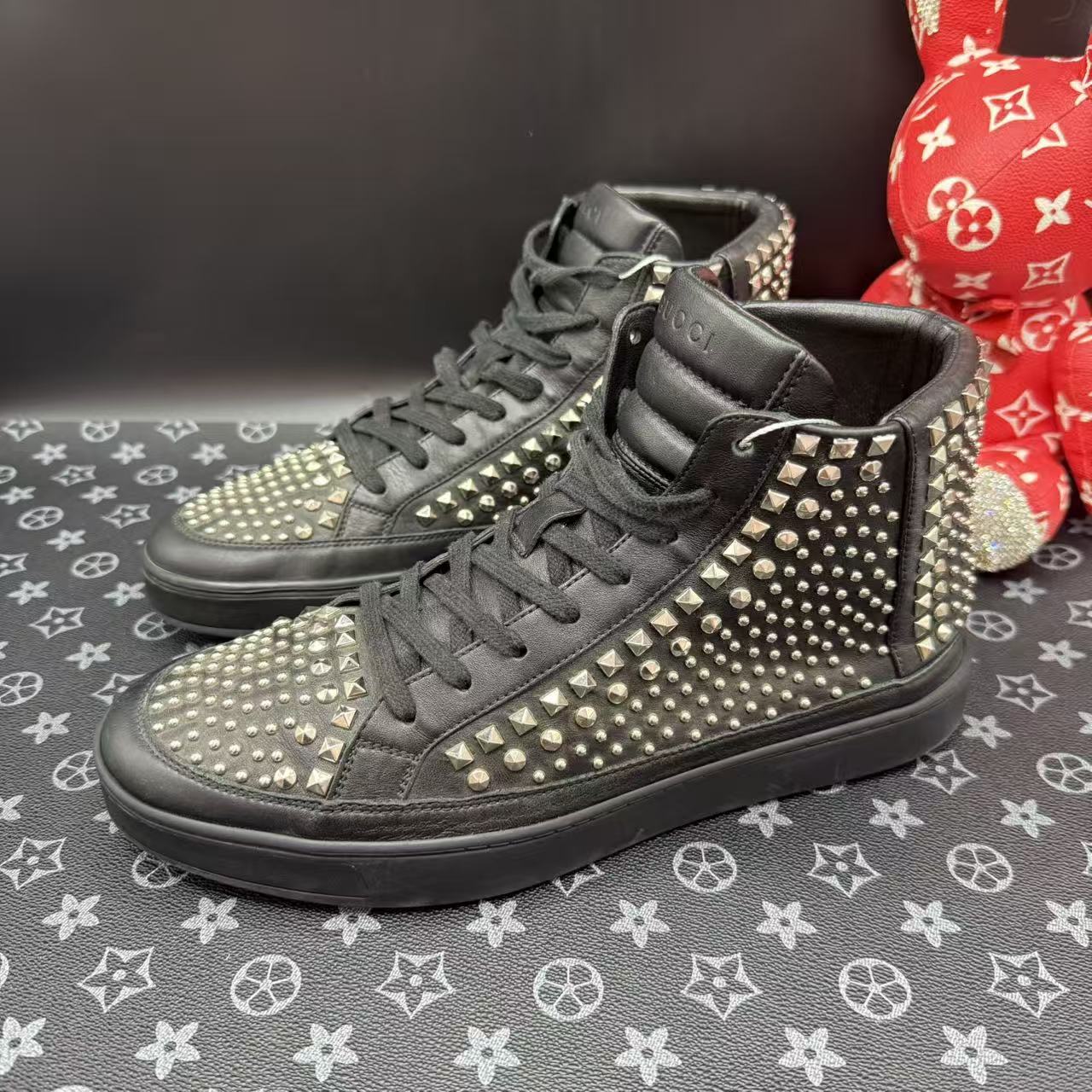 95新 GUCCI/古驰 男士时尚黑色铆钉高帮板鞋42欧码 ddm3037