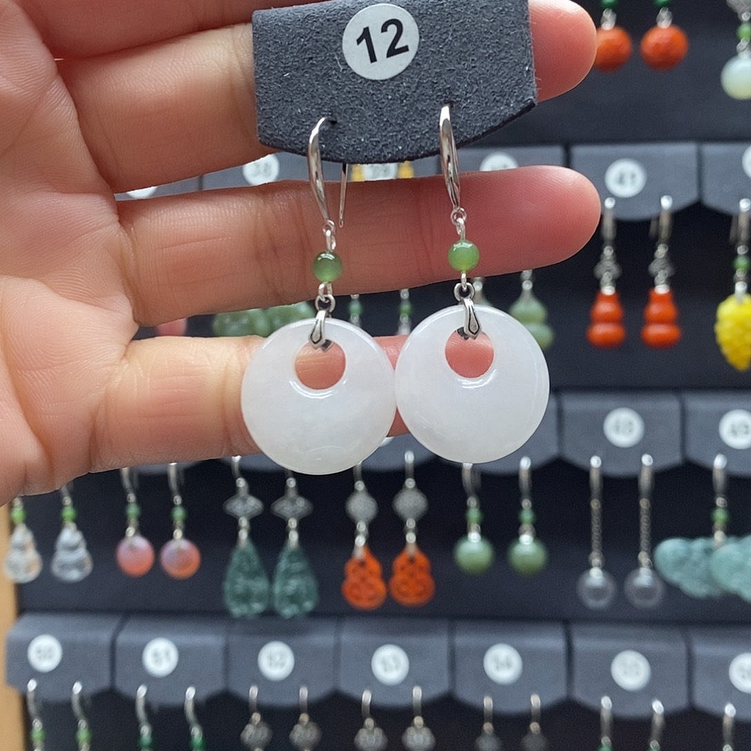 把***世和田玉银S925镶嵌耳饰