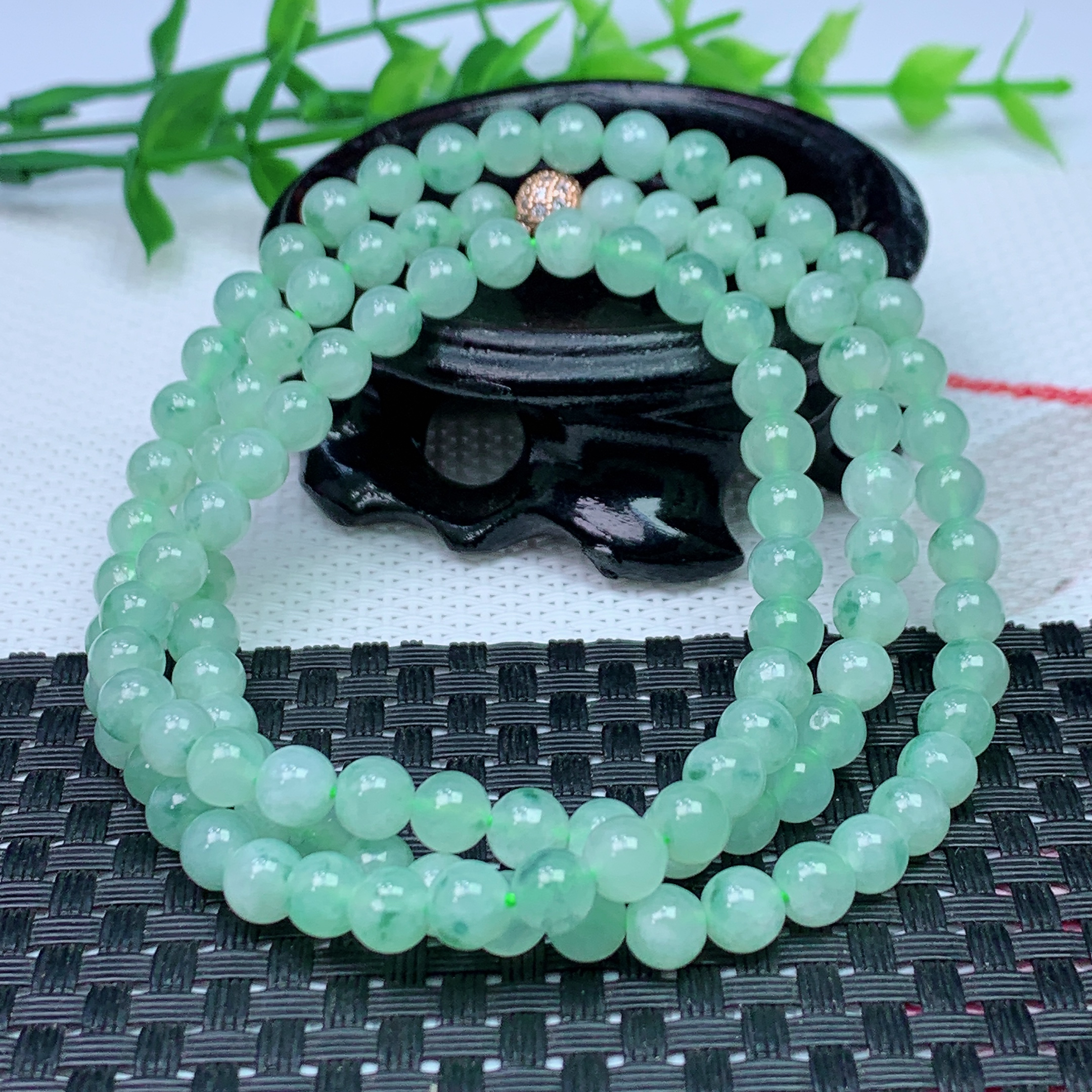 正品缅甸天然A货翡翠 圆润饱满 浅绿飘花圆珠项链 尺寸 5加108颗