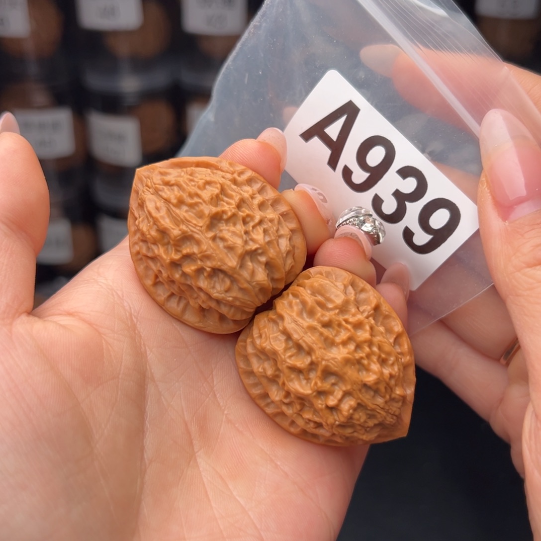 文玩核桃吊坠金牛36