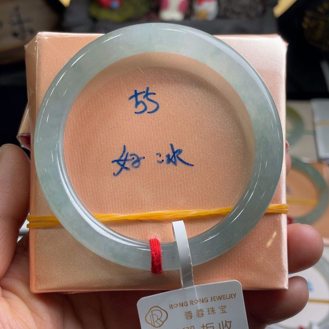 翡翠手镯未镶嵌翡翠手镯