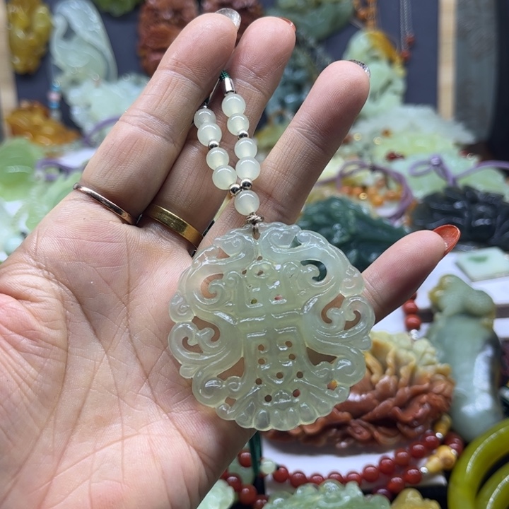 蛇纹石玉未镶嵌颈饰