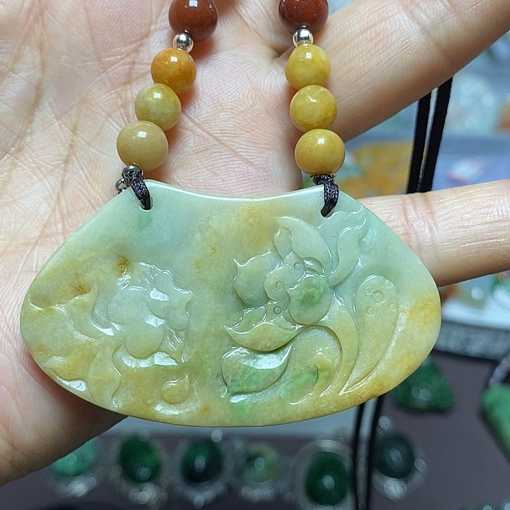 翡翠未镶嵌吊坠(赠链)