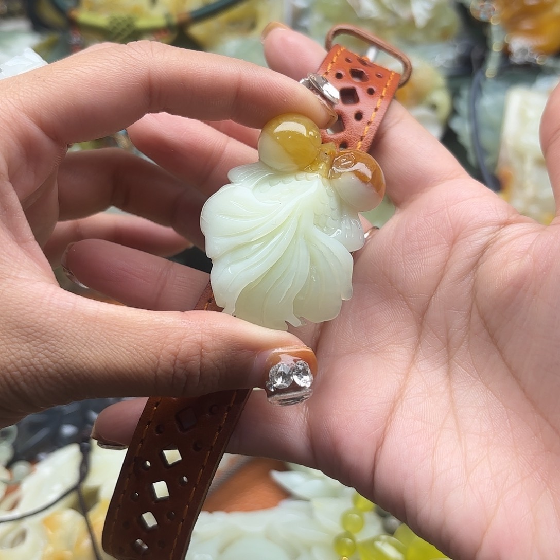 渺***尘蛇纹石玉未镶嵌吊坠